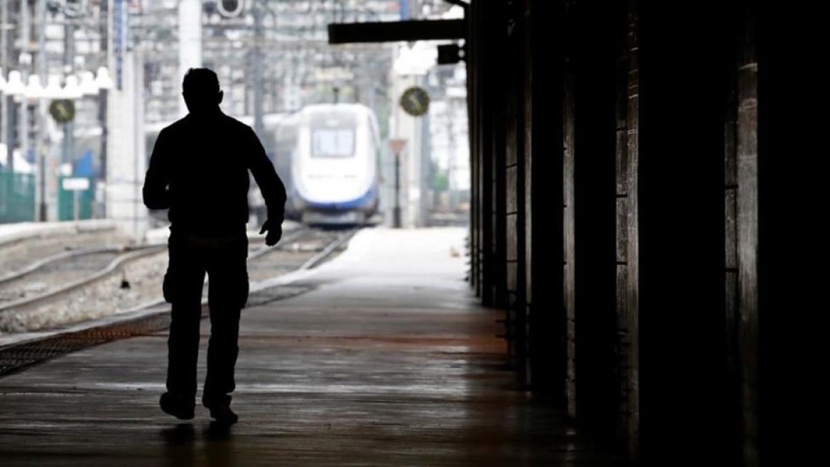 La estación de Montaparnasse el domingo, durante otra jornada de huelga de los ferroviarios.-/ REUTERS / CHRISTIAN HARTMANN