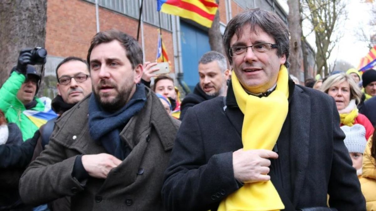 Toni Comín y Carles Puigdemont en Bruselas el pasado 7 de diciembre.-ACN / BERNAT VILARÓ