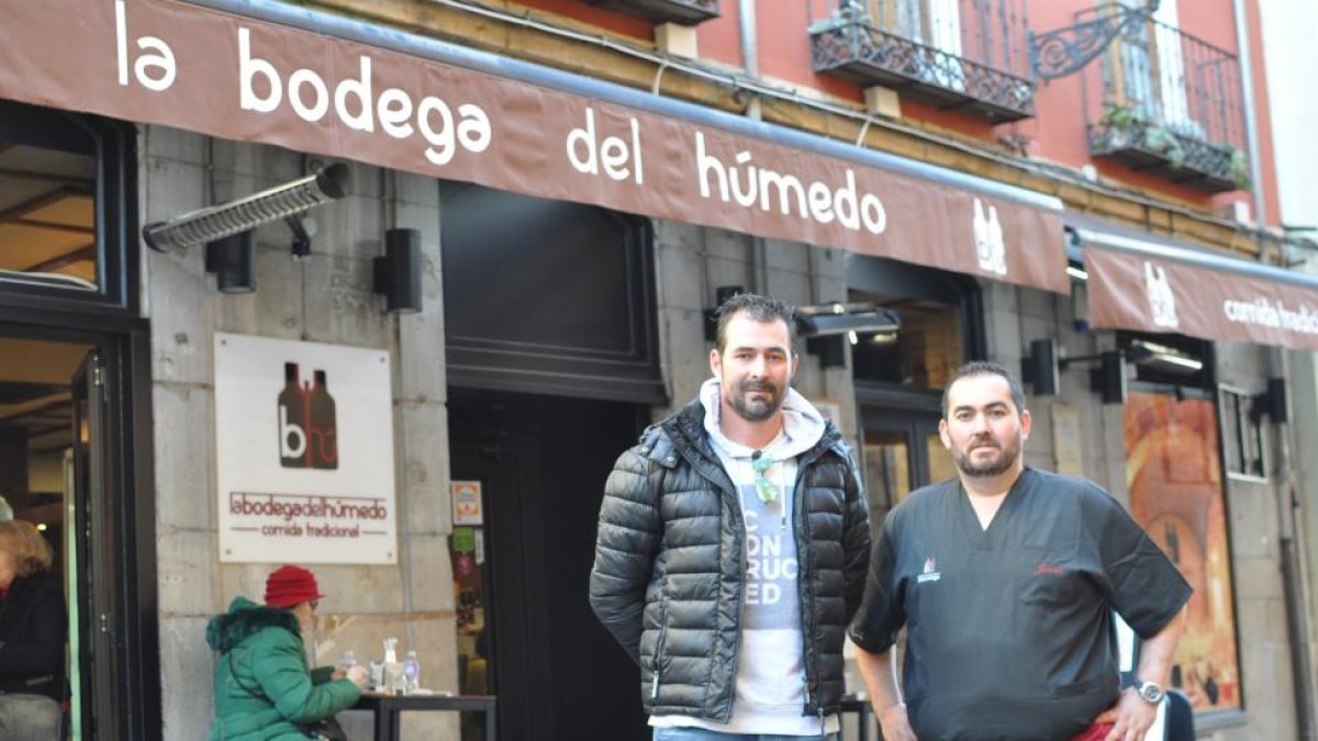 José María Barrios(i), dueño del establecimiento, junto al Jefe de cocina.-N.V.