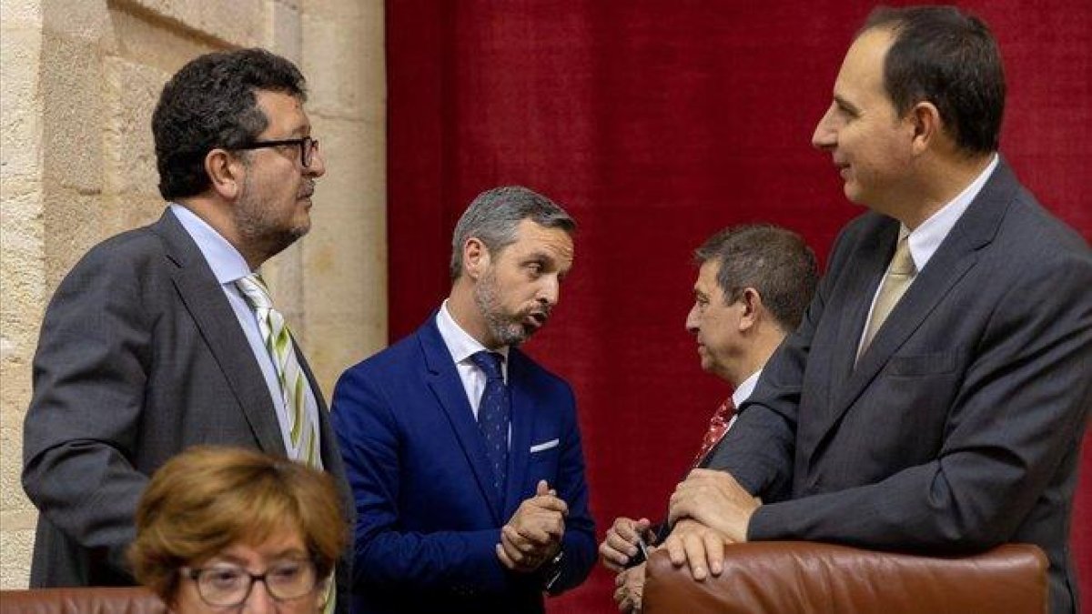 Francisco Serrano (Vox), a la izquierda.-EFE/ jul