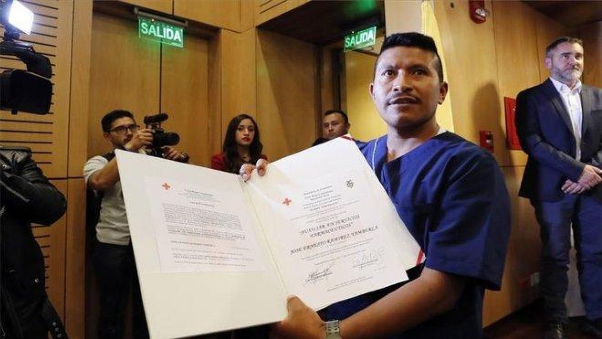 Un excombatiente de las FARC muestra su título en servicios sanitarios otorgado por la Cruz Roja de Colombia.-EFE