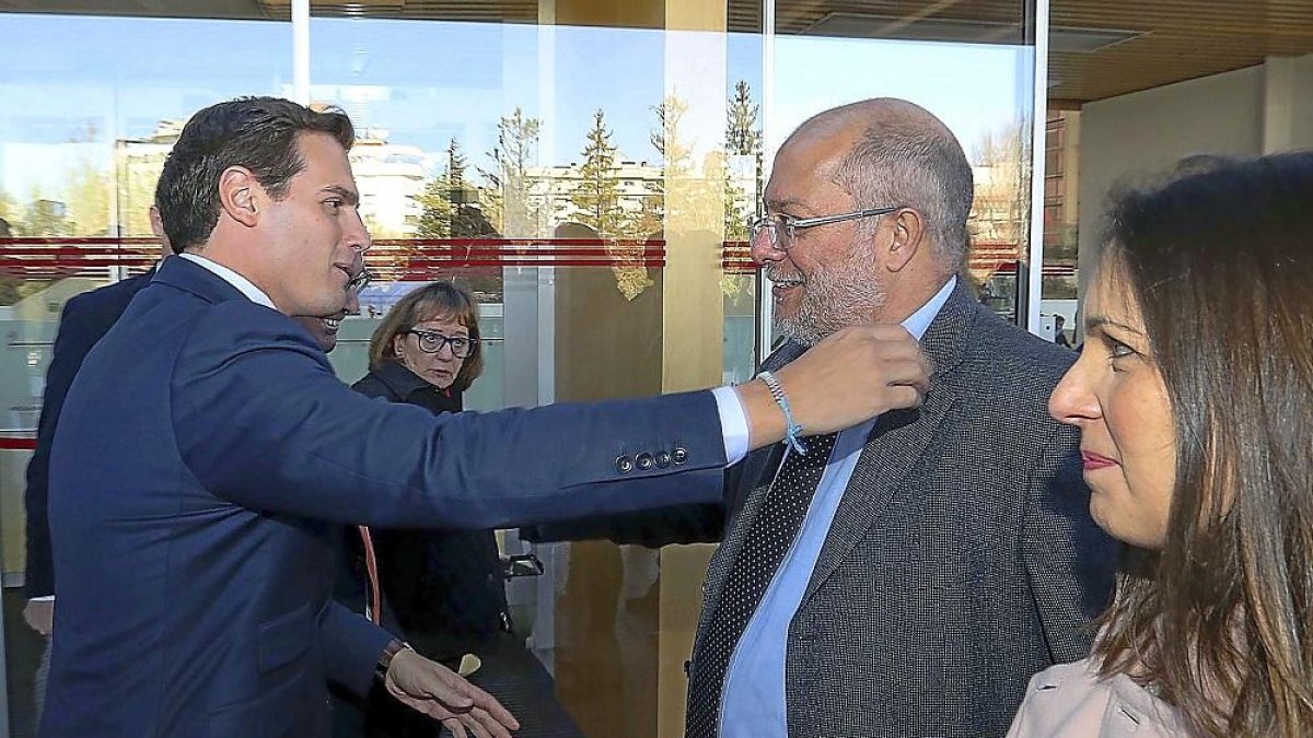 Albert Rivera saluda a Francisco Igea, ayer en Burgos.-ICAL