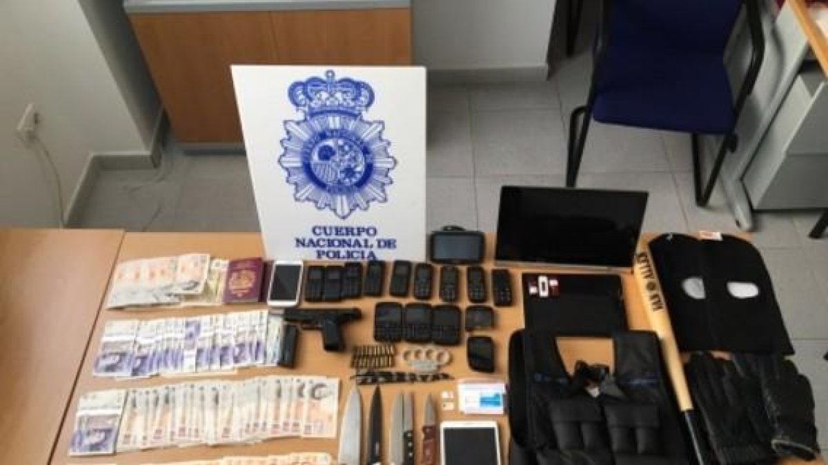 Dinero y armas incautados a la banda en Marbella.-POLICÍA NACIONAL