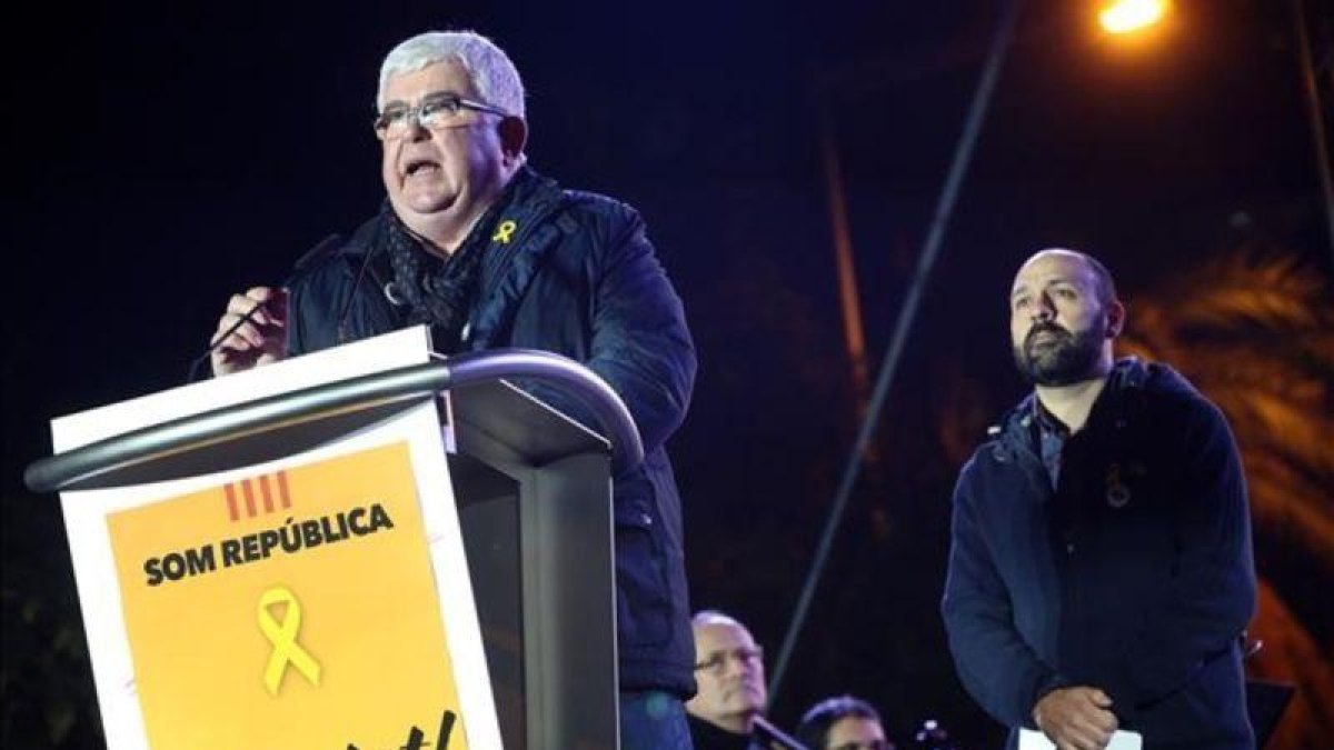 El vicepresidente de la ANC, Agustí Alcoberro, junto al portavoz de Òmnium, Marcel Mauri, este sábado en la manifestación en Barcelona.-RICARD CUGAT