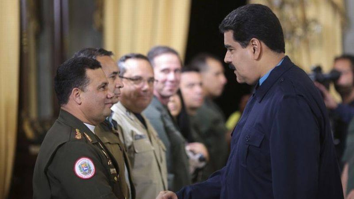 Nicolás Maduro saluda al nuevo ministro de Interior, Gustavo González, uno de los funcionarios sancionados por Washington, este lunes, en Caracas.-Foto: REUTERS / JORGE SILVA
