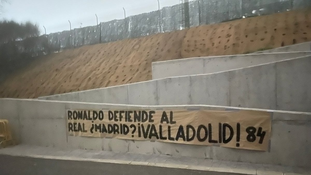 Pancarta colocada en la entrada a los Anexos de Zorrilla. / EM