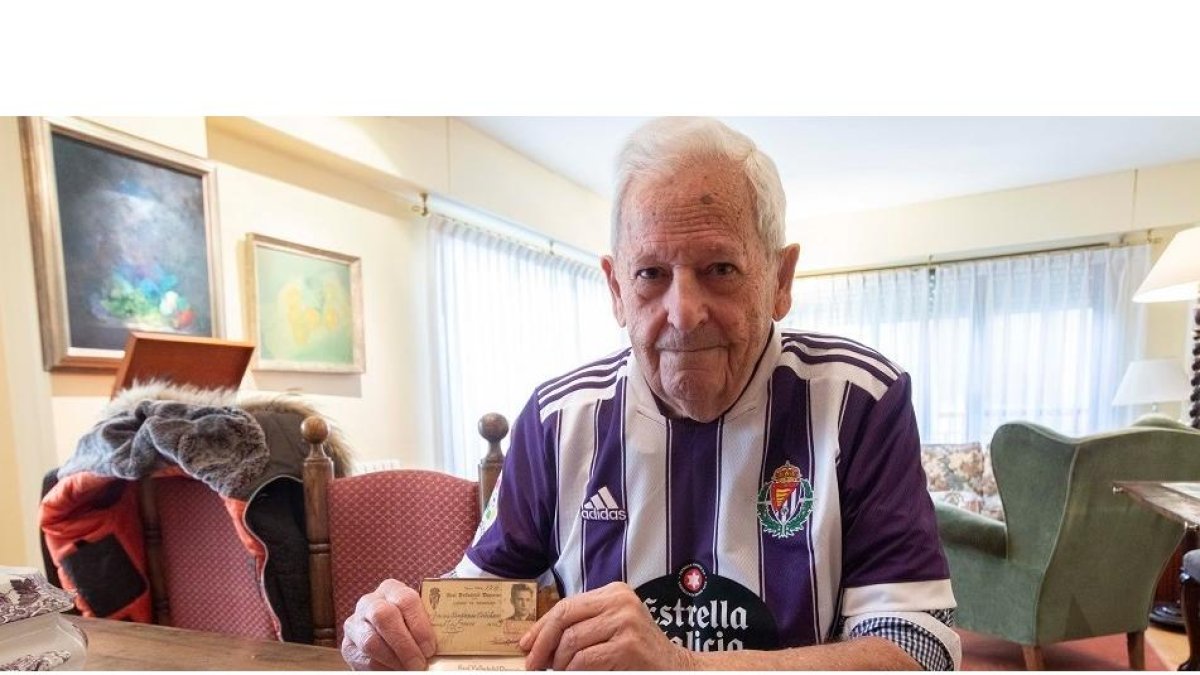 Juan Antonio Añíbarro, socio número 1 del Real Valladolid. / JESÚS LUQUE / PHOTOGENIC