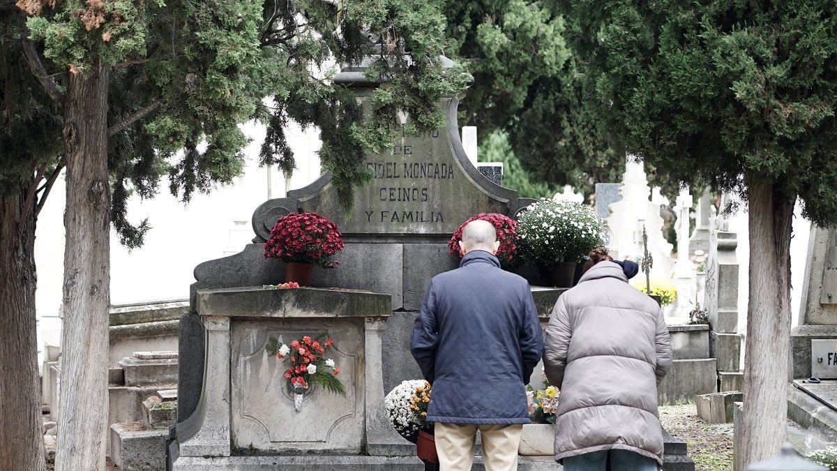 Miles de personas acuden al los cementerios de Valladolid el Día de Todos los Santos.- ICAL