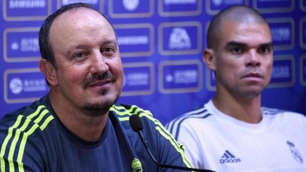 Rafa Benítez en rueda de prensa junto a Pepe.-Foto: AFP / JOHANNES EISELE