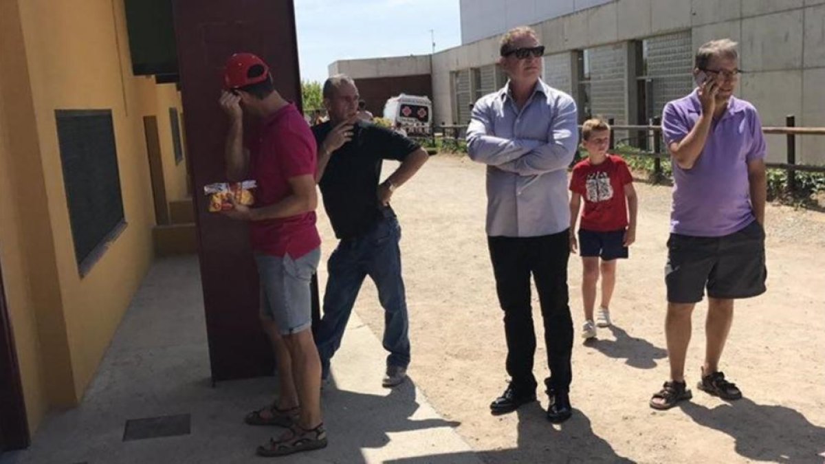 El millonario norteamericano Robert Sarver, dueño del Real Madrid, hace cola, en el centro con los brazos cruzados, para entrar en el WC del Camp Municipal de Peralada.-DIARIO DE MALLORCA / SEBASTIÀ ADROVER