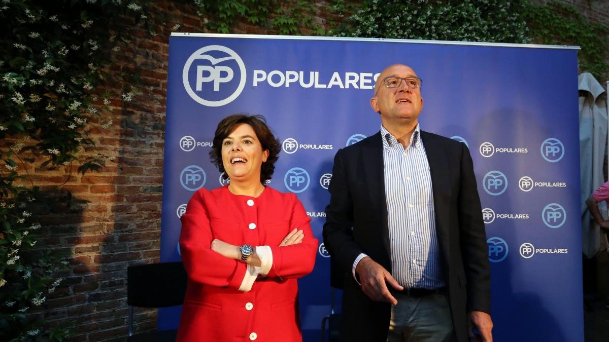 El presidente del PP de Valladolid, Jesús Julio Carnero, junto a la precandidata a la Presidencia del PP Soraya Sáenz de Santamaría.-RUBÉN CACHO / ICAL