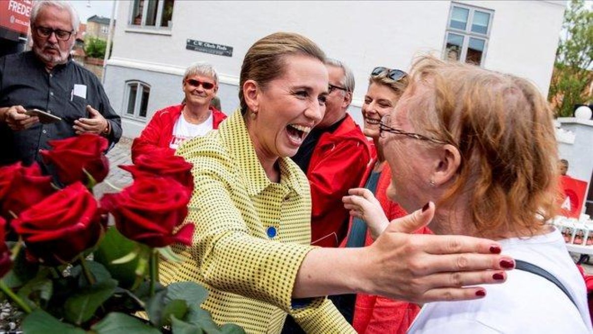 La líder socialdemocrata Mette Frederiksen antes de acudir a votar este miercoles  en Alborg.-EFE / RENE SCHUTZE