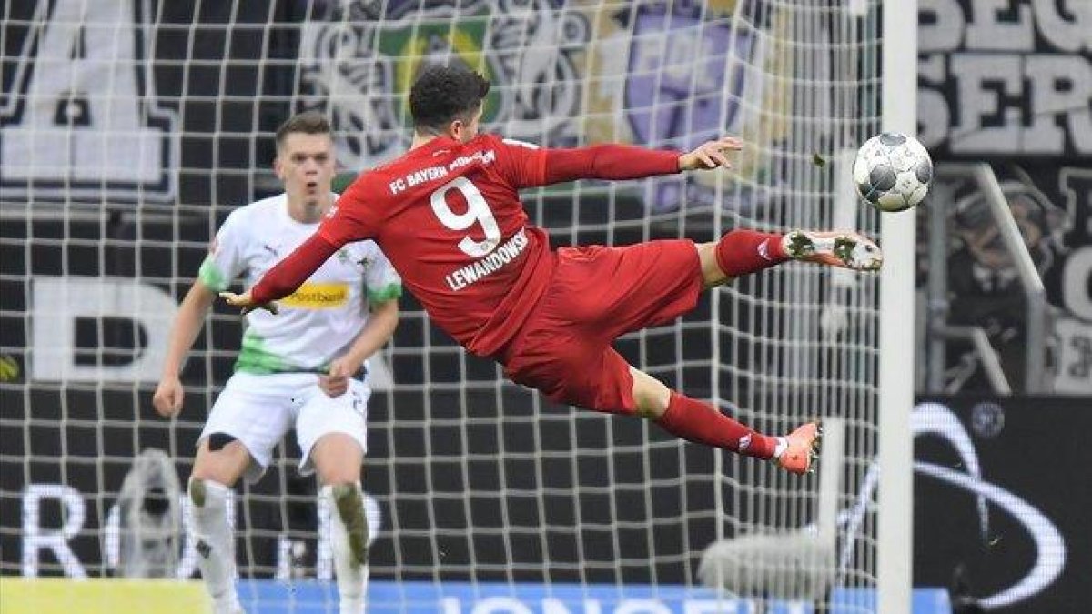 Robert Lewandowski intenta rematar de tijera.-MARTIN MEISSNER (AP)