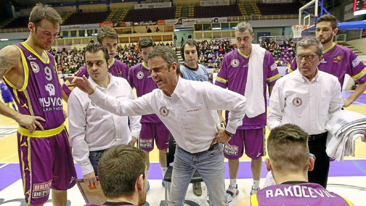 Porfi Fisac arenga a sus jugadores durante un tiempo muerto-J.M.Lostau