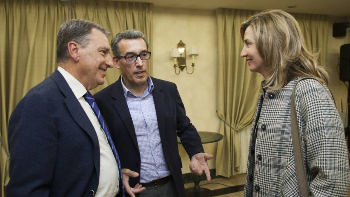 El consejero de Educación de la Junta de Castilla y León, Juan José Mateos, y el presidente del Partido Popular de Ávila, Antolín Sanz, acompañados por la consejera de Cultura y Turismo, Alicia García-Ical