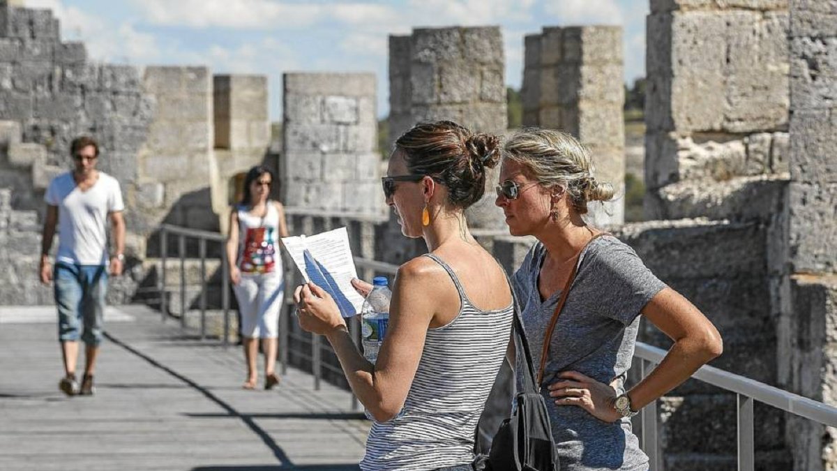Unas turistas consultan información en el Museo del Vino del castillo de Peñafiel-Pablo Requejo