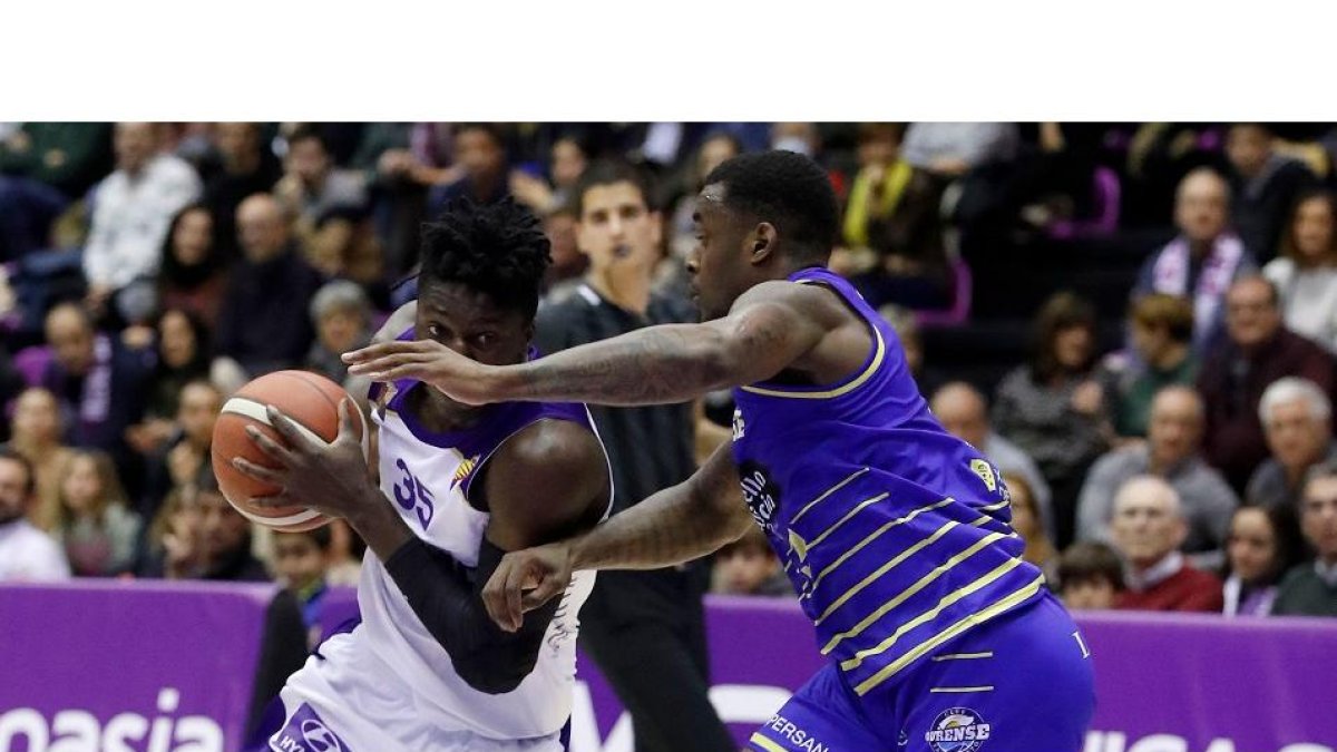 Belemene es defendido por un jugador de Ourense. / PHOTOGENIC