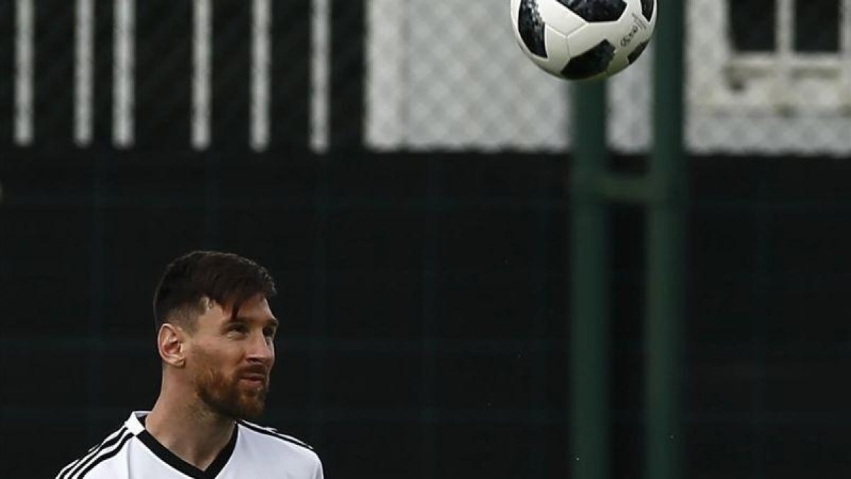 Messi, durante un entrenamiento con Argentina en Sant Joan Despí.-AP / MANU FERNANDEZ