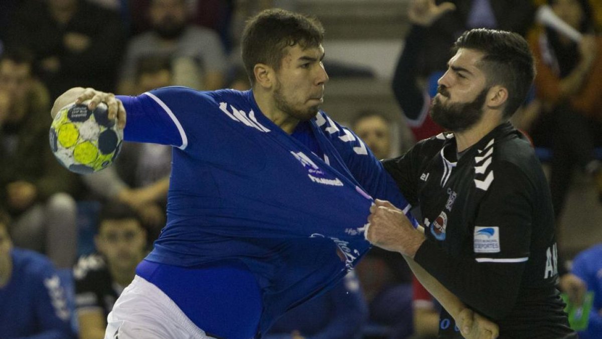 Dani Dujshebaev arma el brazo para lanzar pero es agarrado por la camiseta por Iván Amarelle.-DAVID BUSTAMANTE