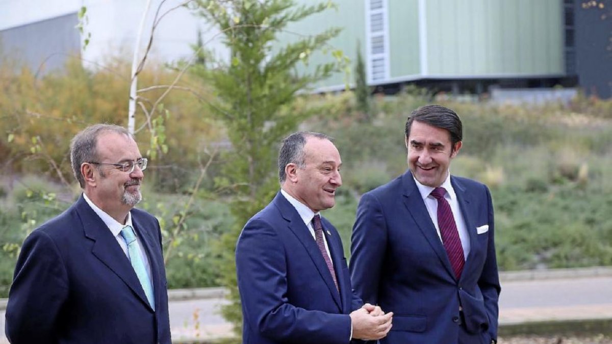 Fernando Rey junto con Daniel Miguel, rector de la UVA, y Juan Carlos Suárez-Quiñones.-ICAL