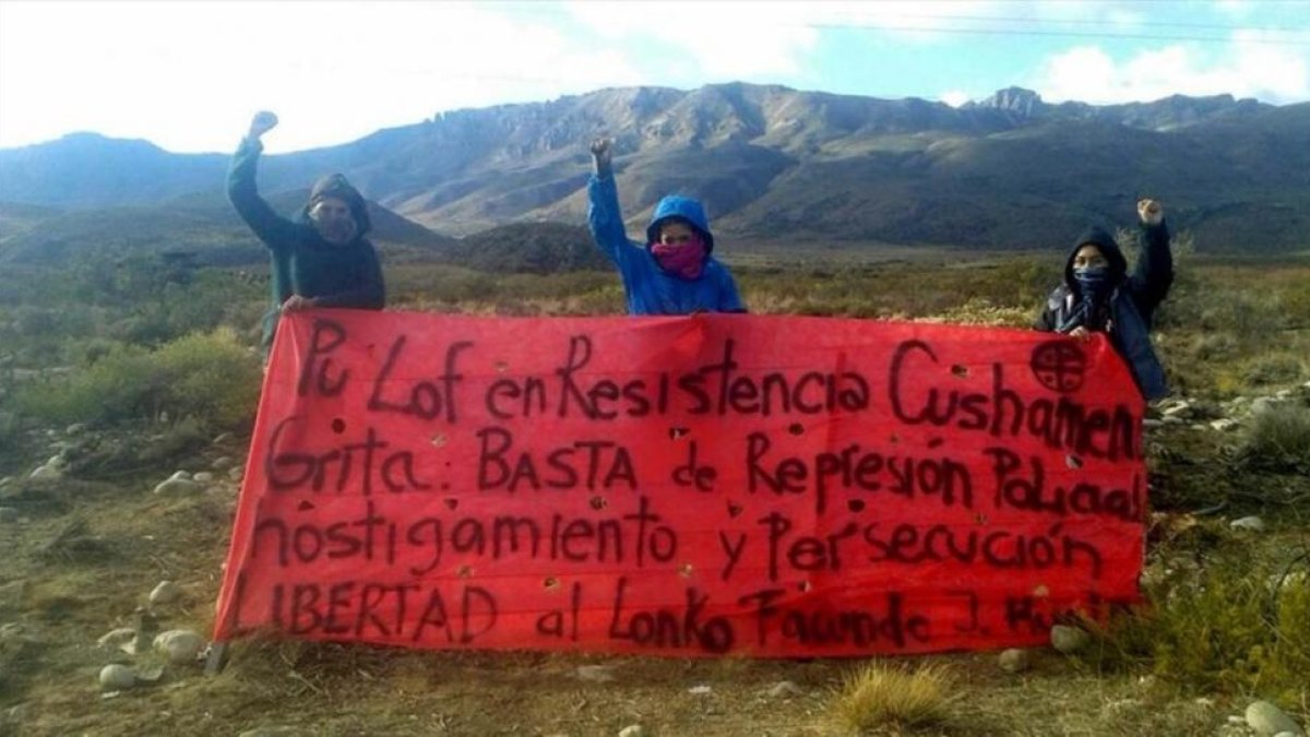 Tres activistas mapuches en un acto de protesta en Argentina.-