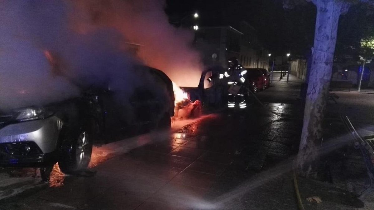 Los bomberos trabajan para sofocar el fuego.-BOMBEROS VALLADOLID