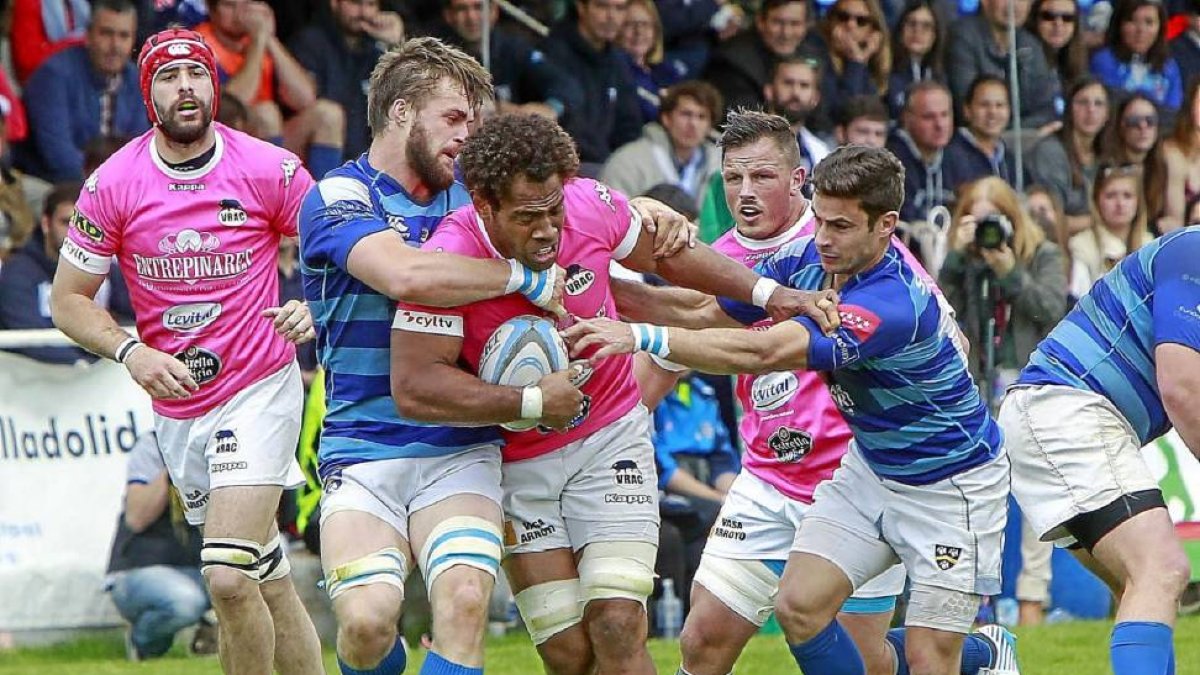 El fijiano Gavidi intenta zafarse del placaje de dos jugadores del Cisneros-J.M.Lostau