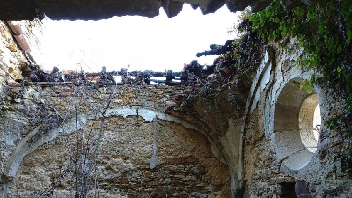 Una de las naves de la iglesia tiene la techumbre hundida.-HISPANIA NOSTRA