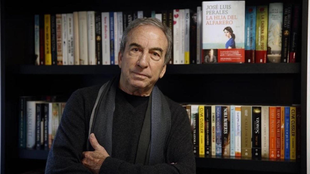 José Luis Perales, en su casa de Madrid.-EFE / PACO CAMPOS
