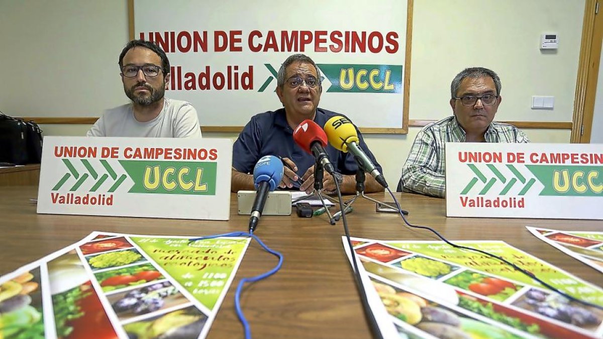 El presidente de la UCCL, Ignacio Arias, entre dos técnicos del sindicato, presenta el X Mercado Ecológico.-ICAL
