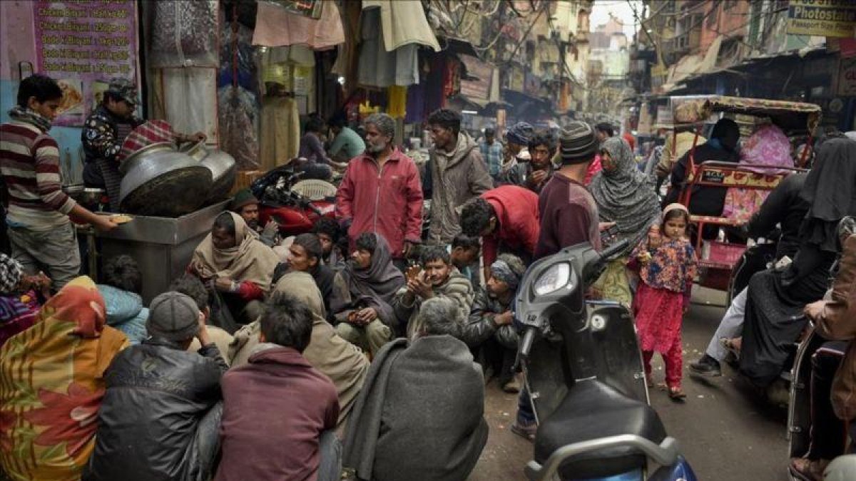 Reparto de comida a los más necesitados en Nueva Delhi.-R.S. IYER (AP)