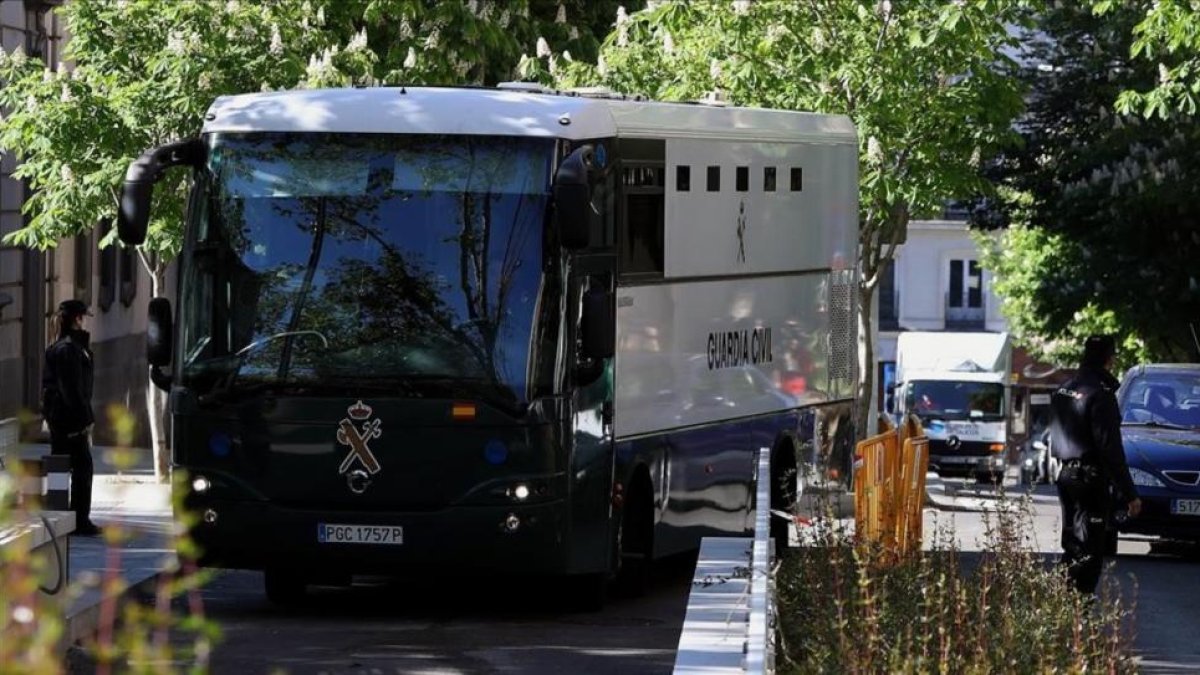 Un furgón de la Guardia Civil traslada a los detenidos de la 'operacion Lezo', el pasado viernes.-J. J. GUILLÉN