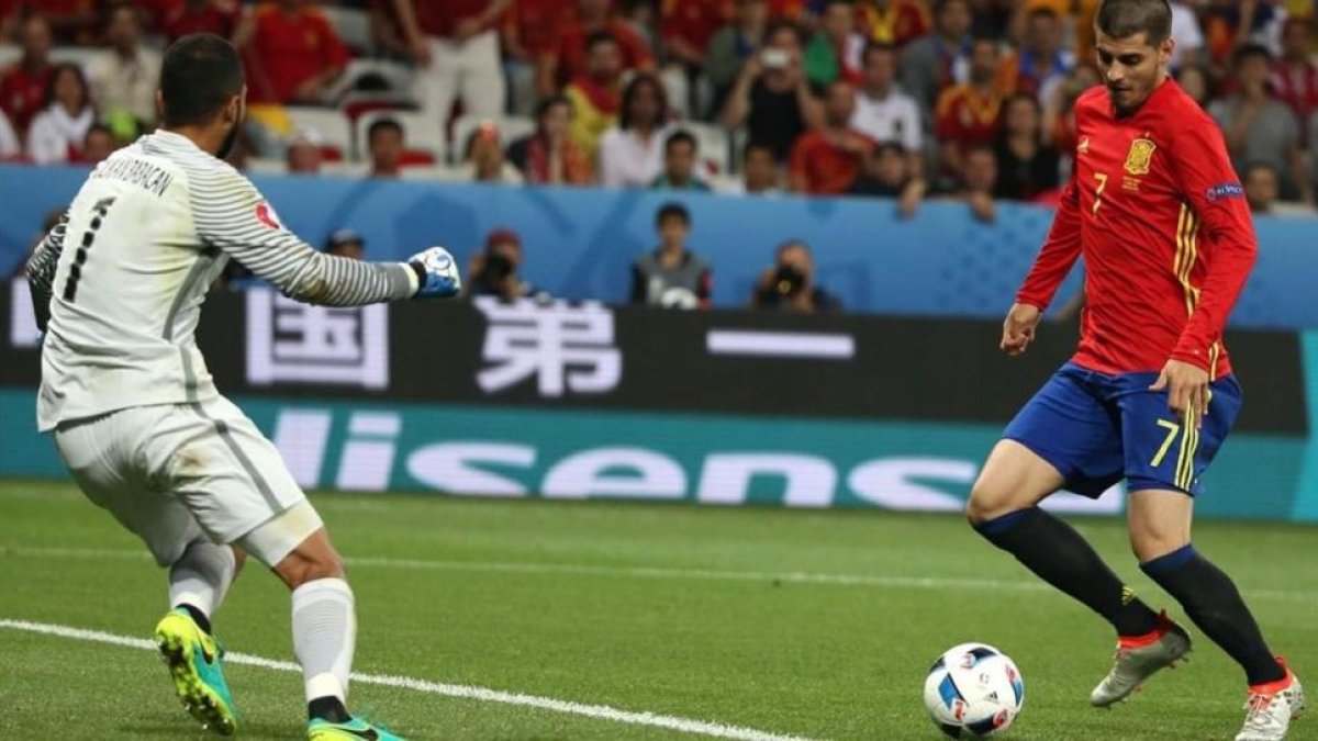 Morata remata la jugada del 3-0 ante Turquía-EFE / OLIVER WEIKEN