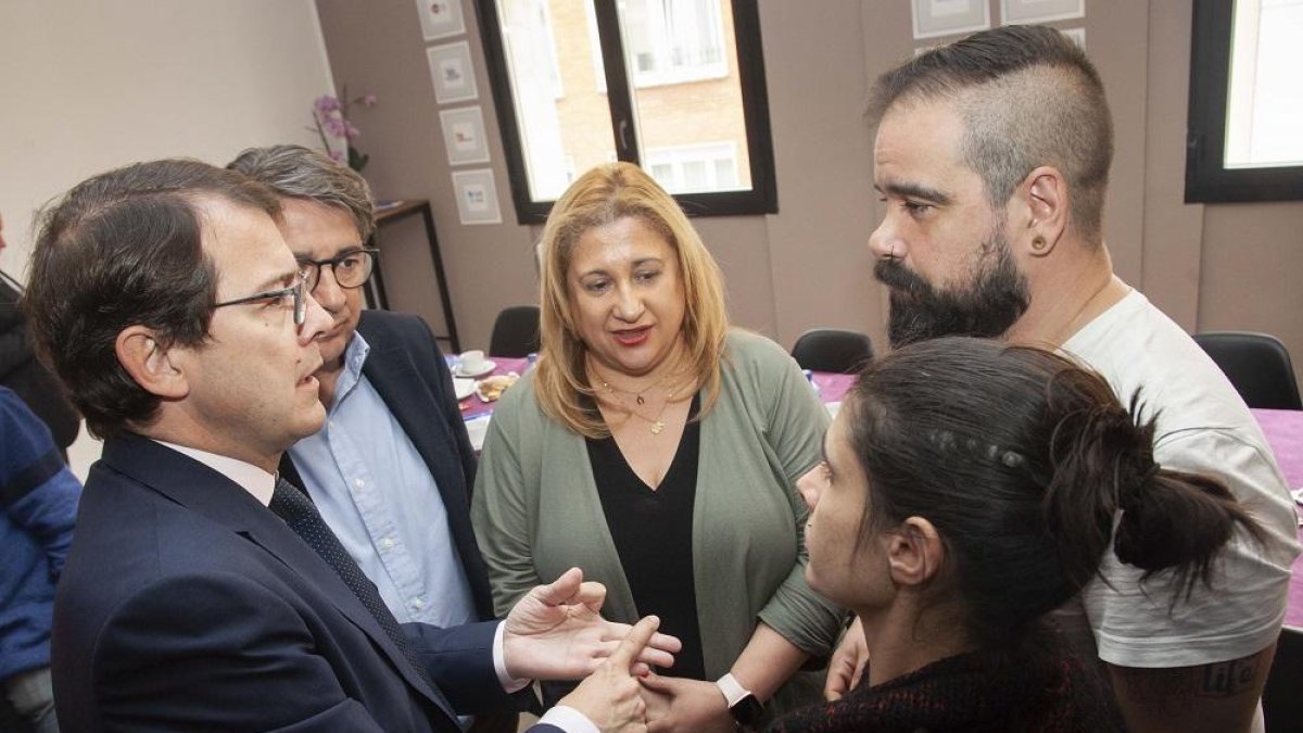 Alfonso Fernández Mañueco dialogando con dos miembros de Soria Ya en presencia de la presidenta del PP de Soria, Yolanda de Gregorio.-ICAL