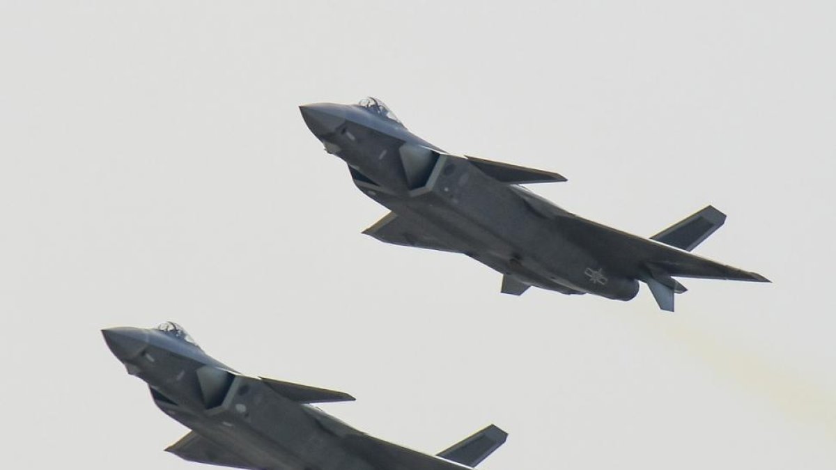 Los nuevos cazas J-20 de China.-AP