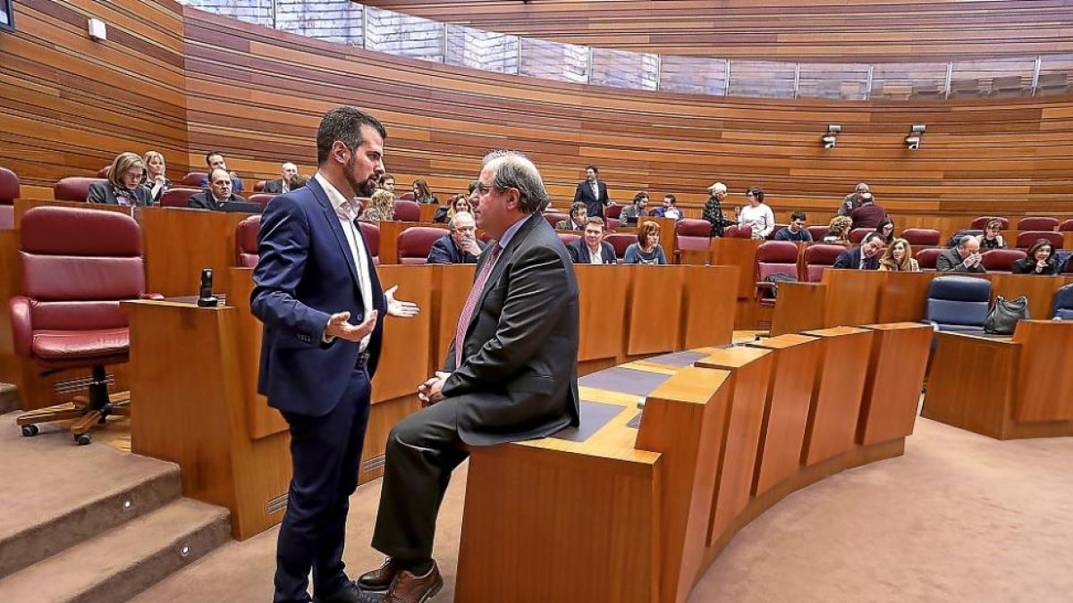 El socialista Luis Tudanca charla con el presidentde de la Junta, Juan Vicente Herrera en el hemiciclo .-J.M. LOSTAU