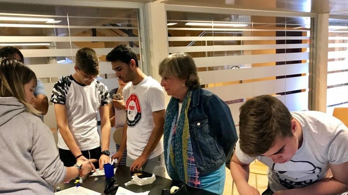 La presidenta de la CHD observa cómo los alumnos resuelven las pruebas.-CHD