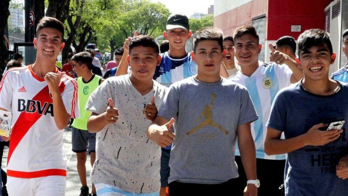 Seguidores de River Plate, por las calles de Buenos Aires.-EFE