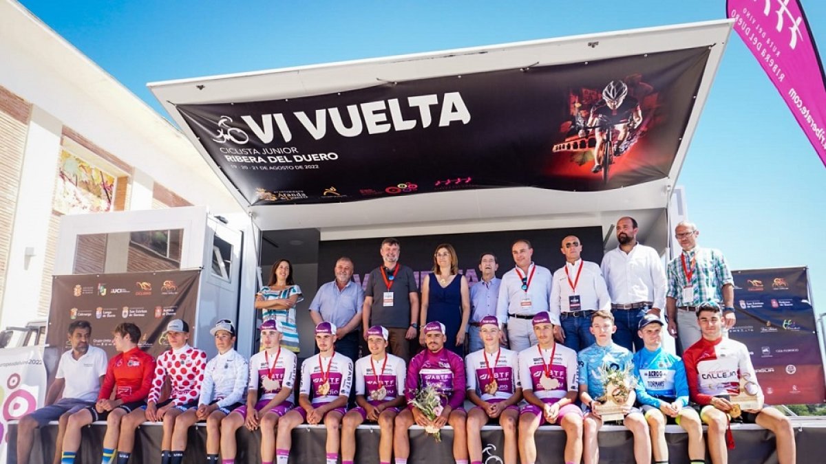 Pódium con los maillots finales Vuelta a la Ribera 2022. / EL MUNDO