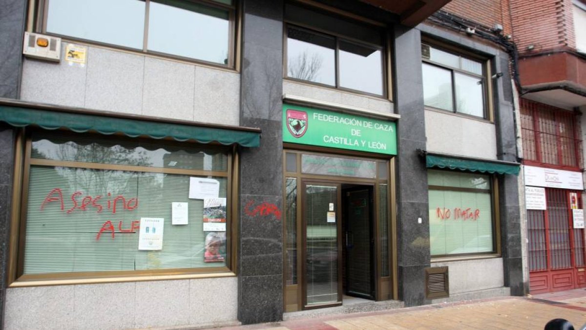 Pintadas en la sede de la Federación regional de Caza en Valladolid-Ical