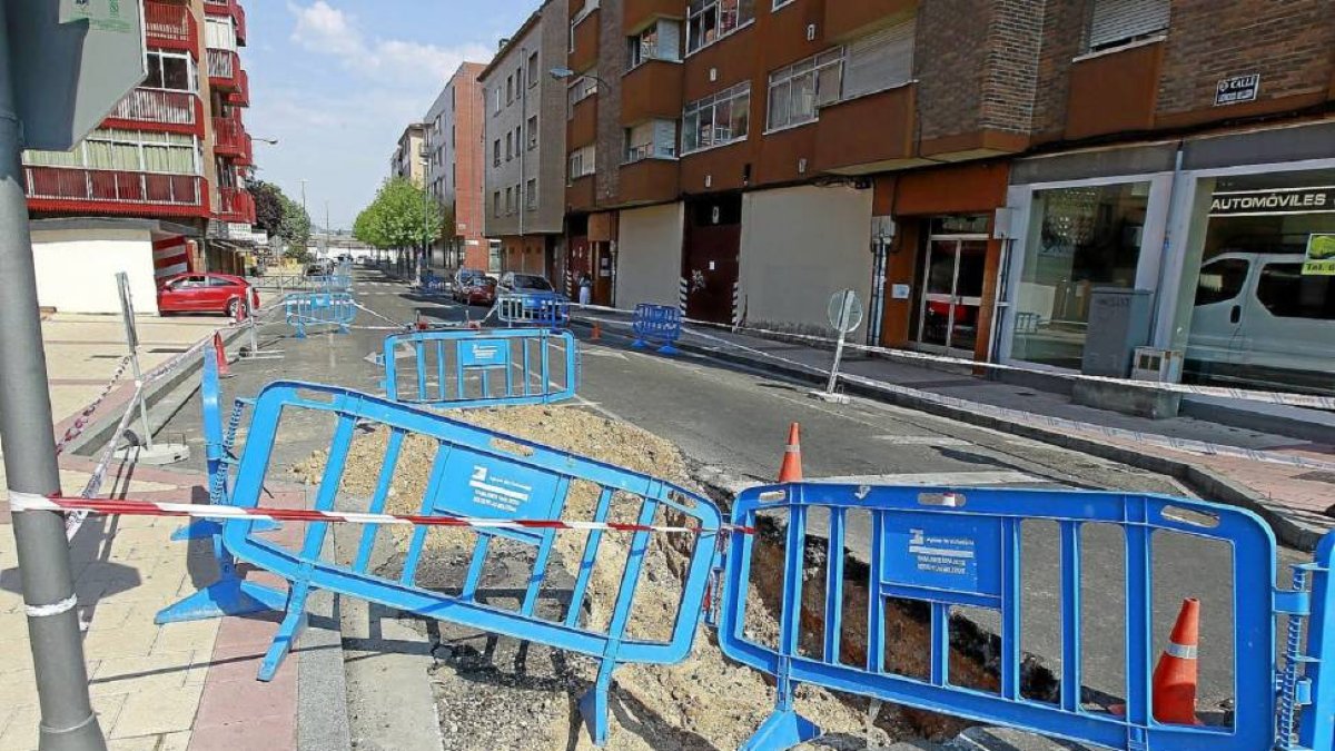 Tramo en obras de la calle Licenciado Bellogin en el tramo entre Doctor Moreno y la carretera de Rueda.-J. M. Lostau