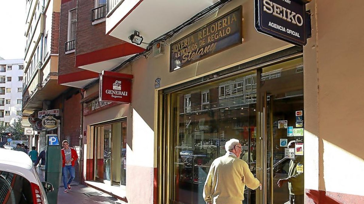 Joyería de la calle Renedo, atracada el pasado lunes.-J.M.LOSTAU