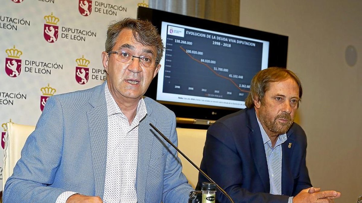 Martínez Majo, acompañado de Lupicinio Rodrigo, durante la rueda de prensa.-ICAL