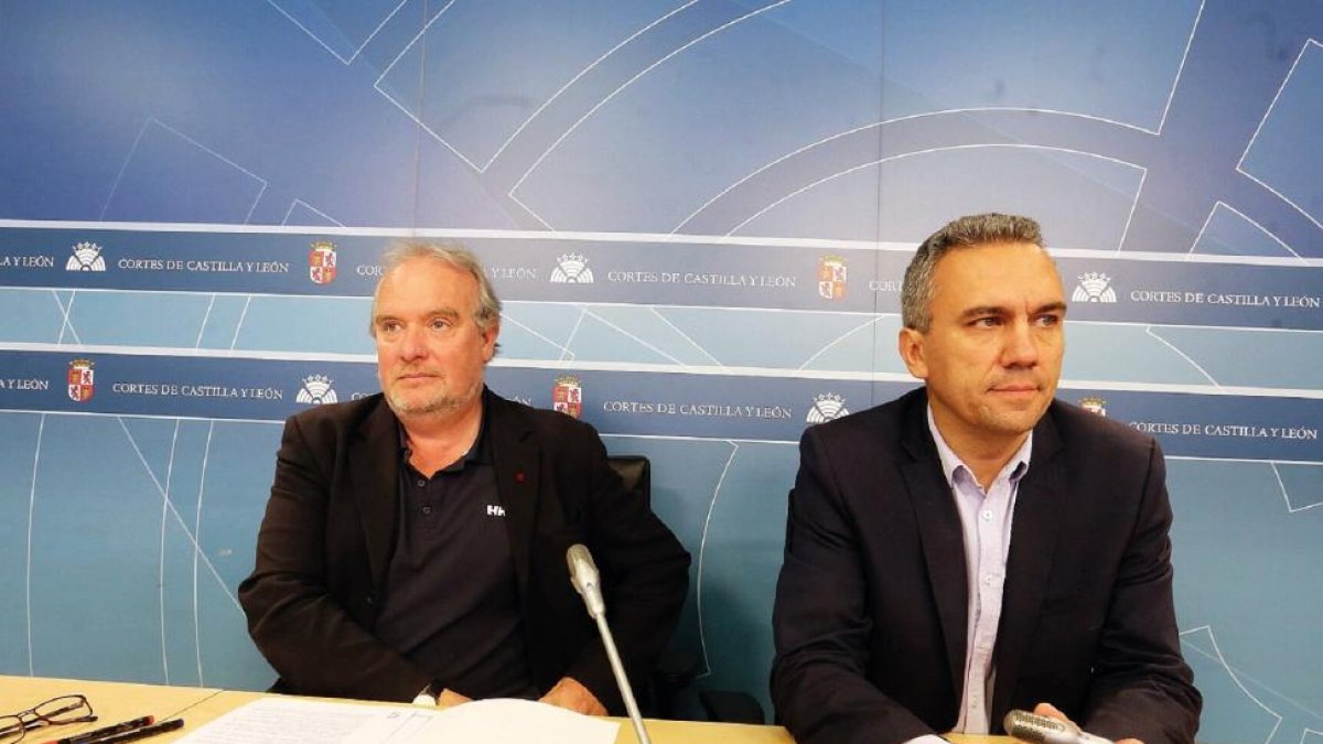 Los portavoces socialistas de Economía, Javier Izquierdo, y de Hacienda, José Francisco Martín, analizan en rueda de prensa la comparecencia del presidente de la Junta, Juan Vicente Herrera, en la comisión del ramo la concesión de parques eólicos-ICAL