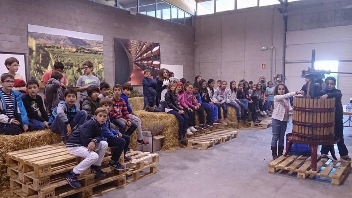Los alumnos en el aula de formación de la bodega.-I.M.