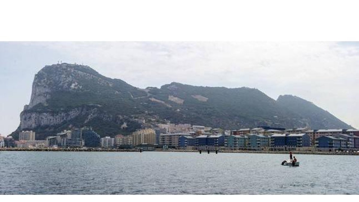 Vista de la bahía de Algeciras, con el peñón de Gibraltar al fondo.-Foto: AFP / MARCOS MORENO