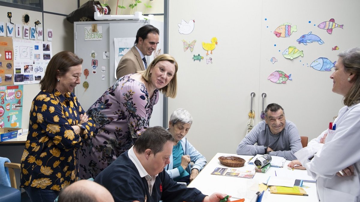 La consejera de Familia e Igualdad de Oportunidades, Isabel Blanco, visita el Centro de Día Municipal 'Simón Ruiz' de Medina del Campo, acompañada por el alcalde Guzmán Gómez
