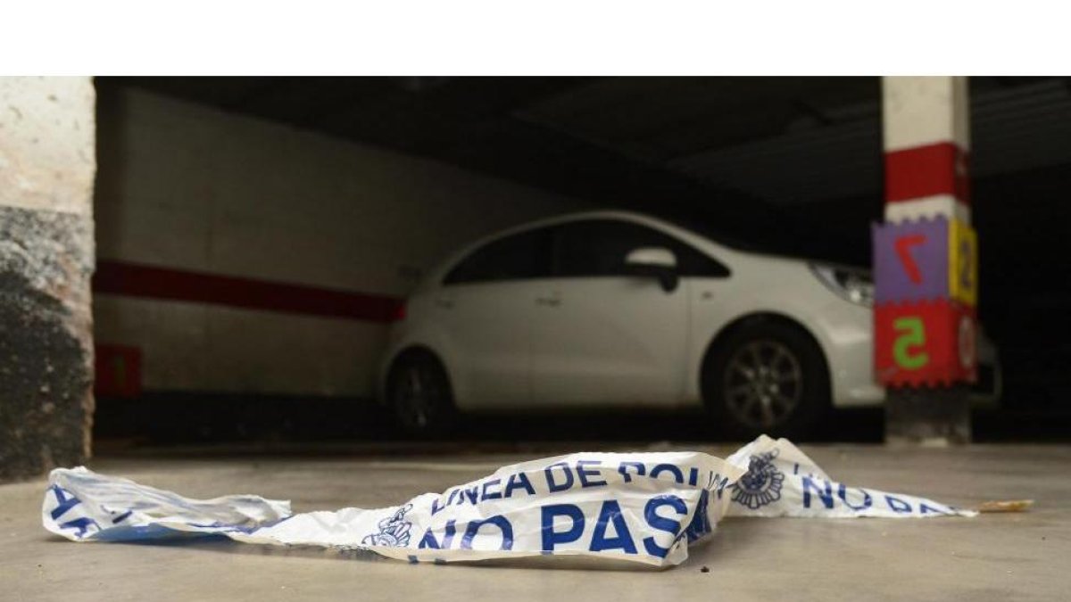 Lugar donde se produjo el asesinato, al bajar la victima del coche en el garaje-Ricardo Ordóñez / ICAL