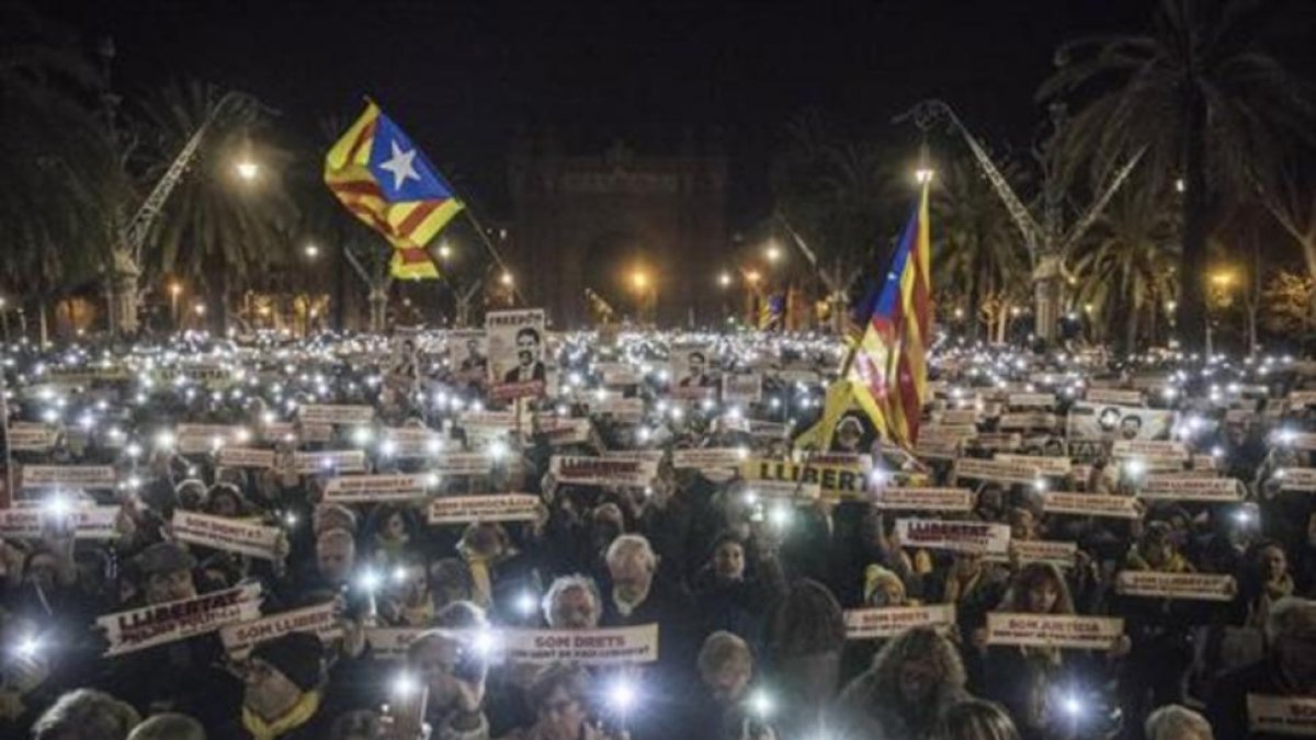 Protesta | Miles de voces claman por la libertad de Jordi Sànchez y Jordi Cuixart en el paseo de Lluís Companys, anoche.-CARLOS MONTAÑÉS