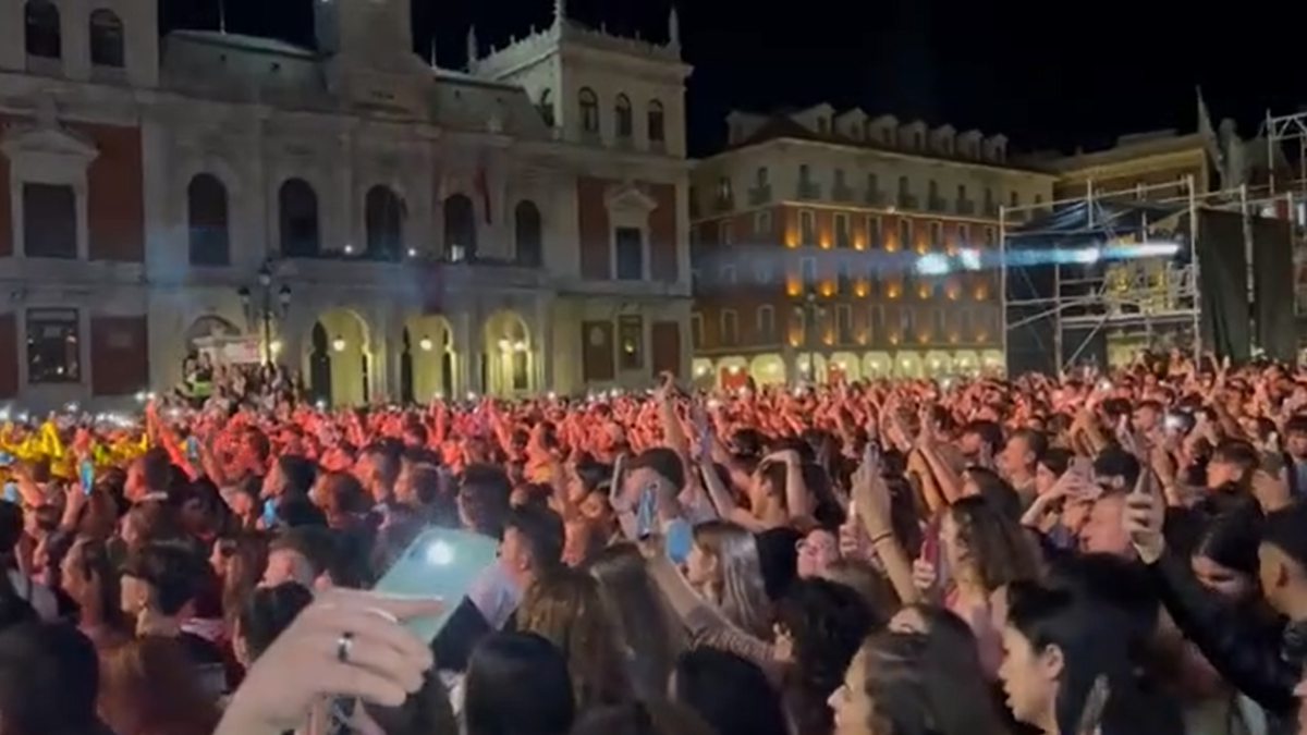 La Plaza Mayor de Valladolid vibra con Derulo. Twitter: @oscar_puente_